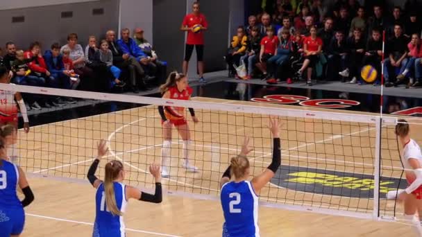 Campionato femminile di pallavolo. Partita di Super League con Spettatori Indoor. Rallentatore — Video Stock