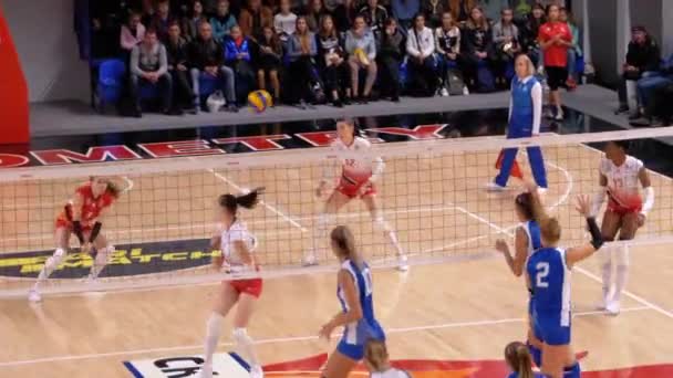 Campeonato de Voleibol Feminino. Jogo de Super Liga com Espectadores Interior — Vídeo de Stock