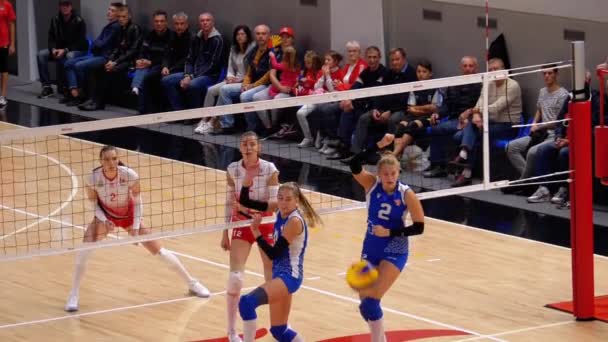 Campeonato de Voleibol Feminino. Jogo de Super Liga com Espectadores Interior. Movimento lento — Vídeo de Stock