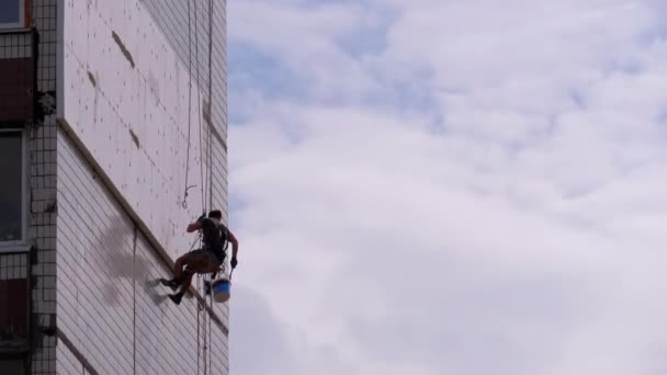 Aislamiento industrial de escalador de fachada Edificio antiguo de gran altura con espuma de poliestireno — Vídeo de stock