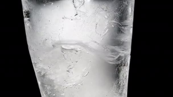 El hielo se derrite sobre un fondo negro. Cronograma — Vídeo de stock