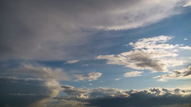 Wolken ziehen sanft in den blauen Himmel. Zeitraffer. Wolkenraum. — Stockvideo