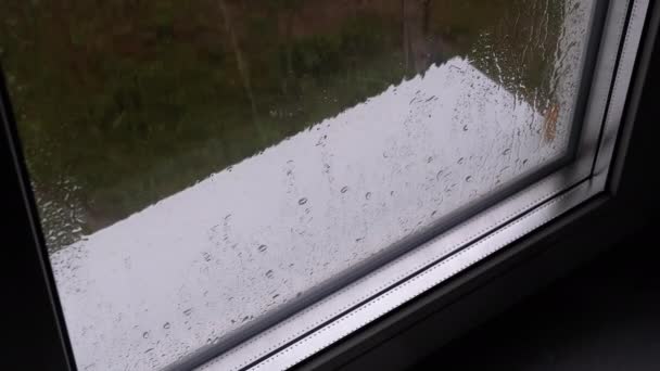 Krople deszczu spadają na parapet w białym oknie — Wideo stockowe