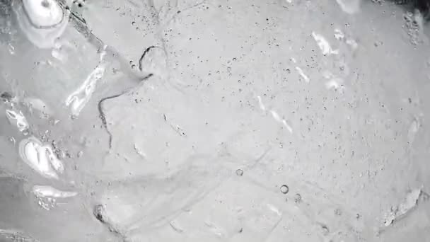 黒を基調とした氷融け。タイムラプス — ストック動画
