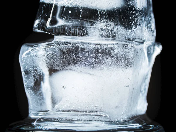 Buz Siyah Arkaplanda Eritir ve Döner.