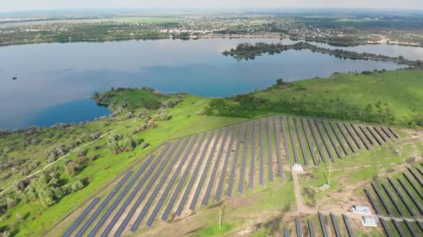 Vista aérea de la central solar en Green Field cerca de River en Sunny Day — Vídeos de Stock