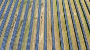 Güneşli bir günde Green Field 'daki Güneş Enerjisi İstasyonu' nun Aerial Top görüntüsü. Güneş Çiftliği
