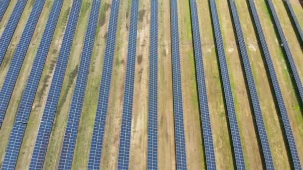 Vista aérea superior na central de energia solar em Green Field no dia ensolarado. Fazenda Solar — Vídeo de Stock