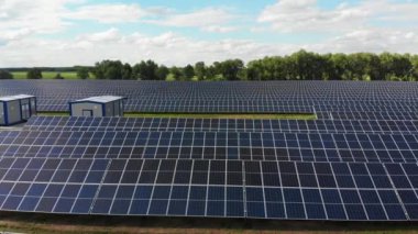 Güneş enerjisi istasyonunun hava görüntüsü. Paneller Green Field 'da bir sırada duruyor. Yaz