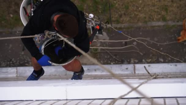 Industrial Climber Warms Facade with Styrofoam. Insulates the Wall of Building — Stock Video