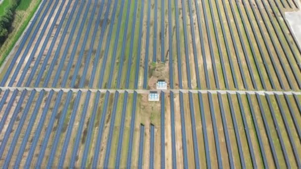 Bovenaanzicht vanuit de lucht op zonnige dag op zonne-energie in Green Field. Zonneboerderij — Stockvideo