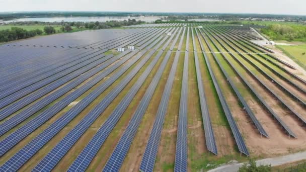 Letecký pohled na solární elektrárnu — Stock video