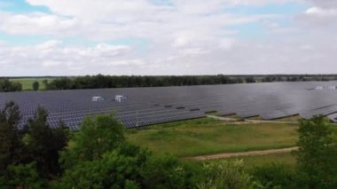 Güneş enerjisi istasyonunun hava görüntüsü