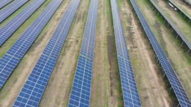 Güneş enerjisi istasyonunun hava görüntüsü