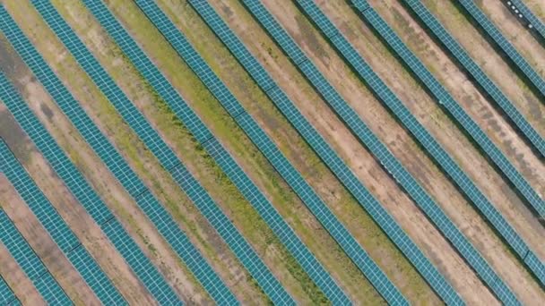 Flygfoto Ovanifrån på solkraftverket i Green Field på solig dag. Solfångargård — Stockvideo