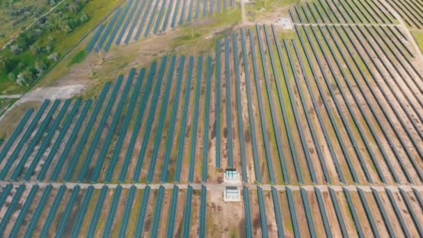 Vista aérea superior na central de energia solar em Green Field no dia ensolarado. Fazenda Solar — Vídeo de Stock