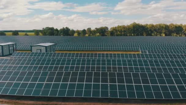 Widok z powietrza na elektrownię słoneczną. Panele stoją w rzędzie na Green Field. Lato — Wideo stockowe