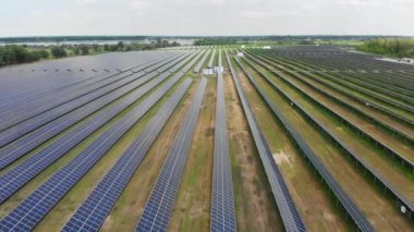 Güneş enerjisi istasyonunun hava görüntüsü