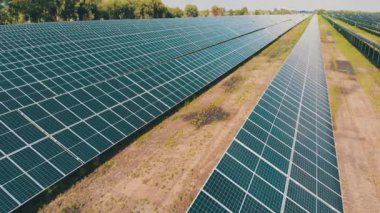 Güneş enerjisi istasyonunun hava görüntüsü. Paneller Green Field 'da bir sırada duruyor. Yaz