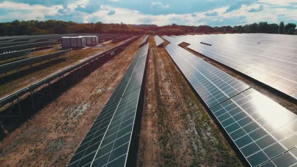 Luftaufnahme des Solarkraftwerks. Paneele stehen in einer Reihe auf der grünen Wiese. Sommer — Stockvideo