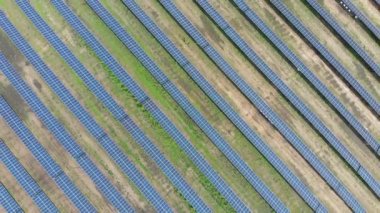 Güneşli bir günde Green Field 'daki Güneş Enerjisi İstasyonu' nun Aerial Top görüntüsü. Güneş Çiftliği