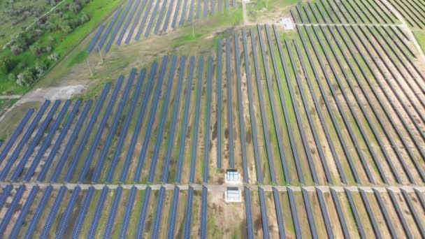 Αεροφωτογραφία στο Solar Power Station στο Green Field την ηλιόλουστη μέρα. Ηλιακό αγρόκτημα — Αρχείο Βίντεο