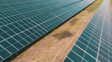 Güneş enerjisi istasyonunun hava görüntüsü. Paneller Green Field 'da bir sırada duruyor. Yaz