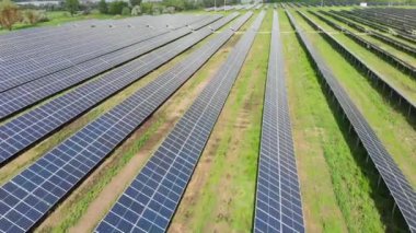 Güneş enerjisi istasyonunun hava görüntüsü. Güneş Çiftliği. Bir Satırda Güneş Panelleri Alanı