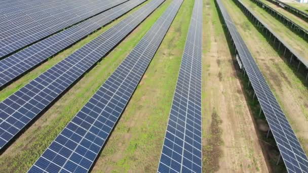 Flygfoto över solkraftverket. Solfarmen. Solpaneler i rad - fält — Stockvideo