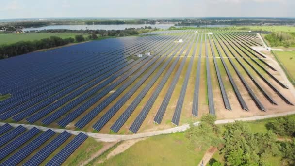 Vue aérienne sur la centrale solaire de Green Field près de River à la journée ensoleillée — Video