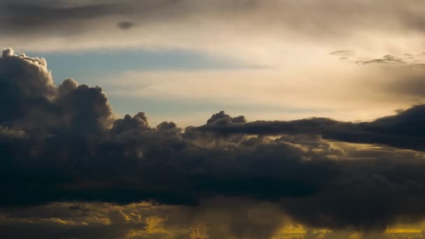 Stormiga moln rör sig smidigt i den röda himlen vid solnedgången. Timelapse. Molnutrymme. — Stockvideo