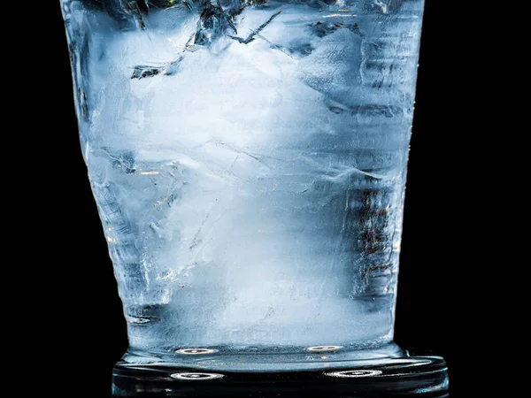 Buz Siyah Arkaplanda Eritir ve Döner.