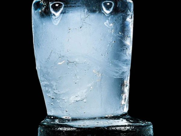 Buz Siyah Arkaplanda Eritir ve Döner.