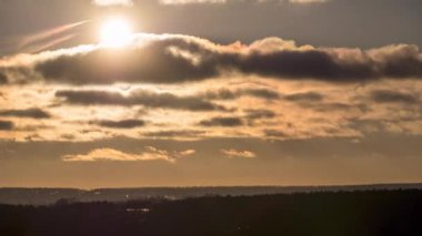 Bulutların Üzerinde Dramatik Gün Batımı. Timelapse. Büyük Sarı Güneş Ufuk Üzerinde Hareket Ediyor