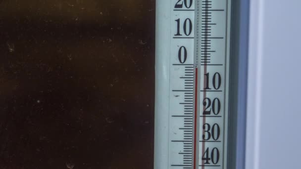 Von der Nacht auf den Tag Temperaturthermometer außerhalb des Fensters Wetter im Zeitraffer ändern — Stockvideo