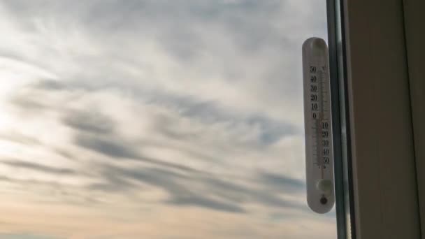 Termómetro de temperatura fuera de la ventana y clima cambiante en Timelapse — Vídeos de Stock