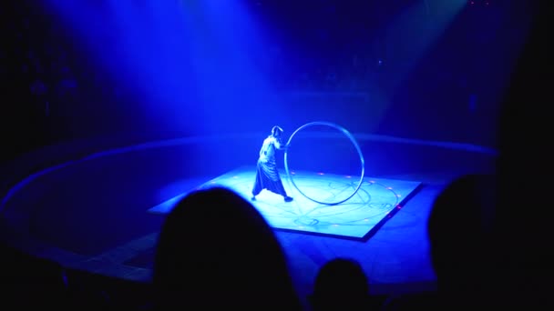 Homem incrível na roda grande Cyr Hula Hoop fazendo truque acrobático no palco do circo — Vídeo de Stock