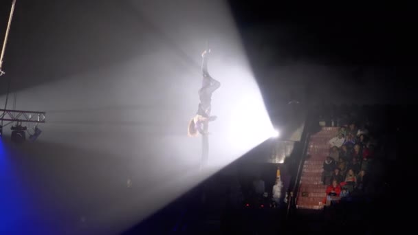 在马戏团舞台上，空中杂技演员，妇女在丝绸上表演. — 图库视频影像