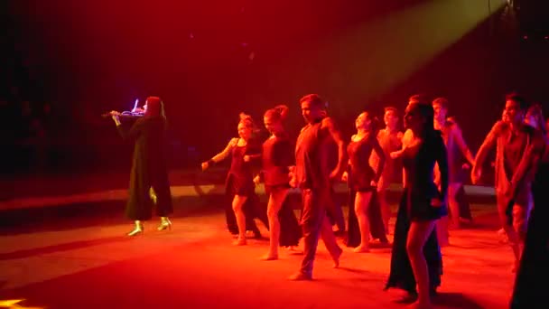 Τσίρκο. Καλλιτέχνες που χορεύουν με στολές στο Circus Arena. Οι θεατές παρακολουθούν την παράσταση — Αρχείο Βίντεο