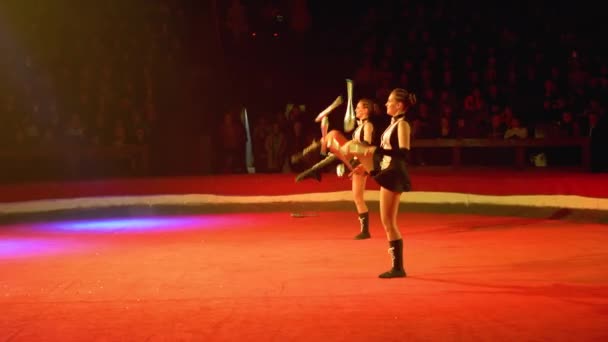 Het duo van tweeling meisjes jongleren met clubs voert trucs uit op het Circus podium — Stockvideo