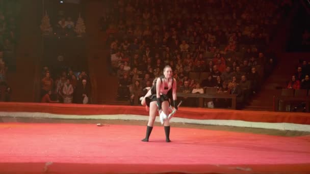 Het duo van tweeling meisjes jongleren met clubs voert trucs uit op het Circus podium — Stockvideo