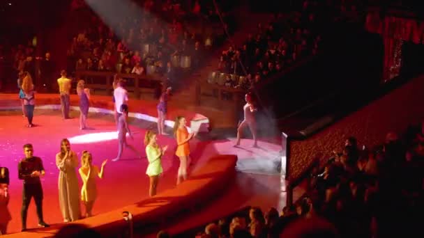 Zirkus. Exit-Artisten verneigen sich vor dem Publikum in der Zirkusarena, Zuschauer applaudieren. — Stockvideo