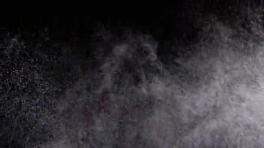 Siyah Arkaplanda Su Spreyi. Mikro Su Damlaları Havada Uçuyor. Yavaş Hareket
