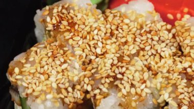 Suşi plastik kutuda döner. Japon suşi yuvarlama seti Philadelphia, California