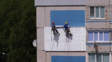 İki Endüstriyel Dağcı, Yüksek Binaların İzolasyon Cephesi Biçim Köpüğü Kullanıyor