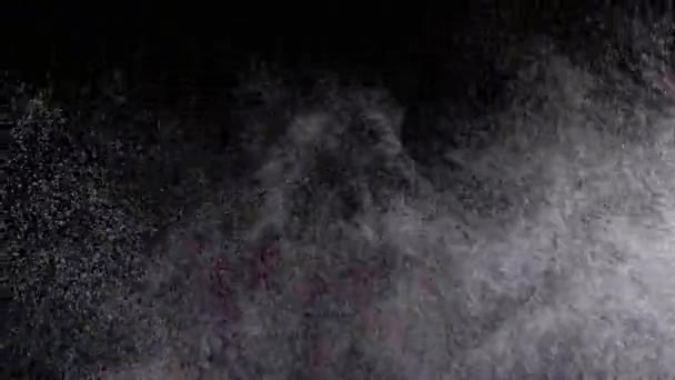 Pulvérisation d'eau sur fond noir. Micro gouttes d'eau volent dans l'air. Mouvement lent 