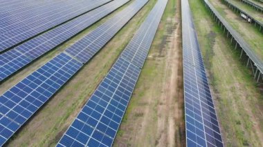 Güneş enerjisi istasyonunun hava görüntüsü