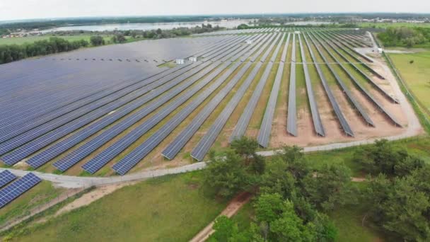 Vista aérea da central de energia solar — Vídeo de Stock