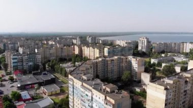 Doğa ve Nehir Yakınlarındaki Çok Katlı Binaların Havadan Panoraması