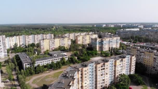 Panorama aéreo de bloques de viviendas de edificios de varios pisos cerca del bosque — Vídeo de stock
